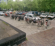 842566 Afbeelding van enkele soorten fietsklemmen geplaatst bij het gemeentelijke kantoorgebouw Ravellaan 96 te Utrecht.